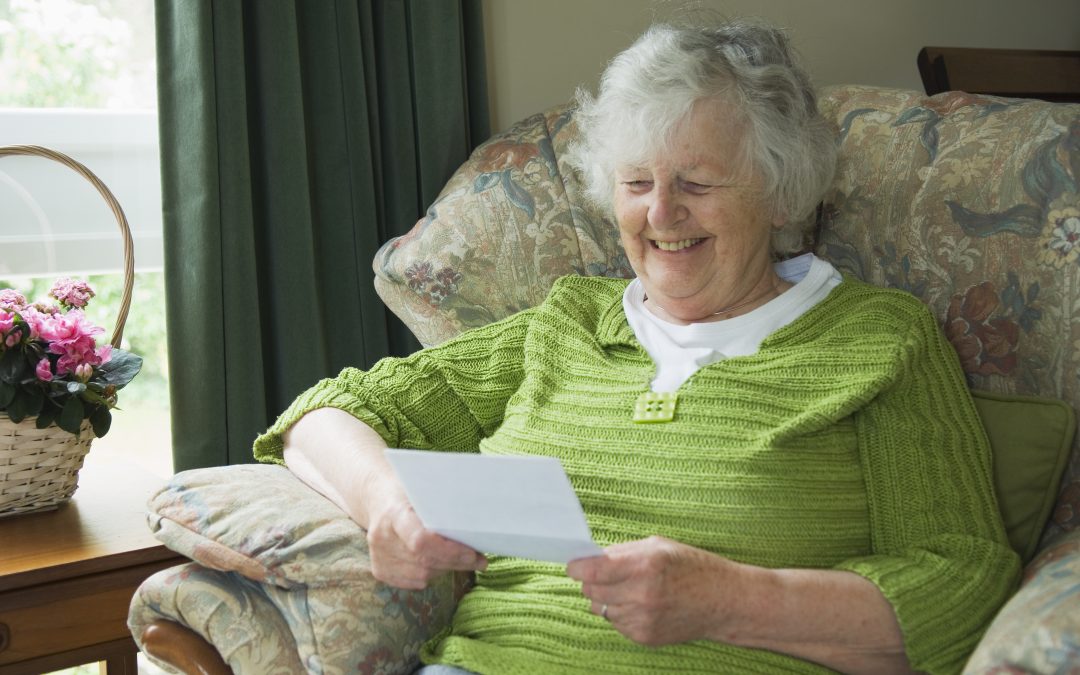 Alte Frau liest einen Brief